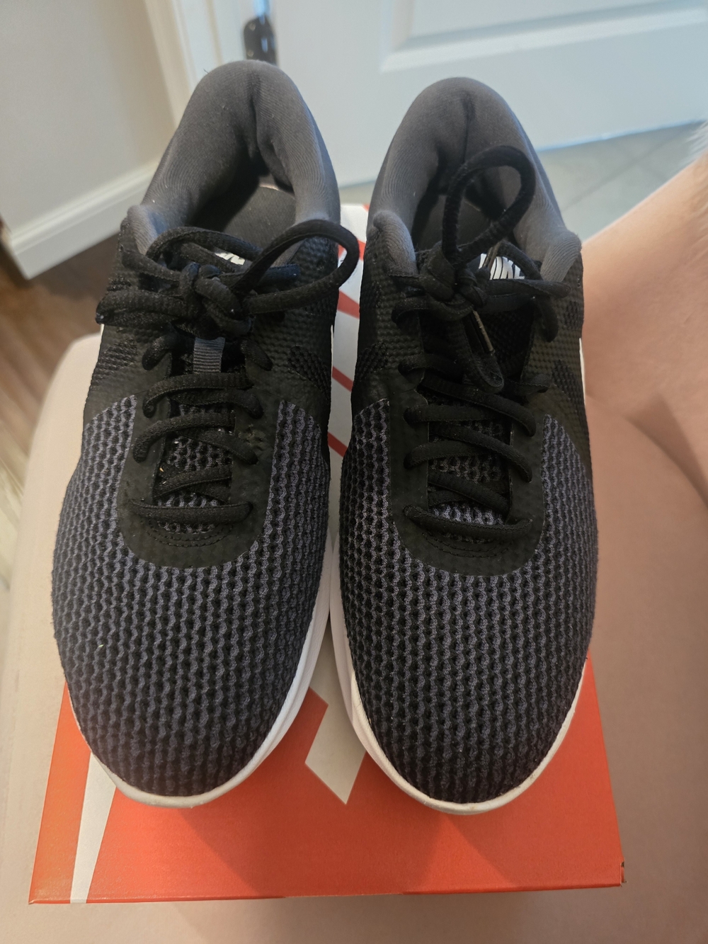 Nike Men's Black and Gray Knit Running Shoes